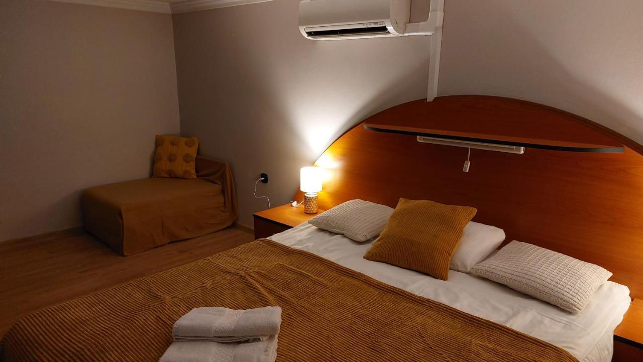 Family Apartmanhotel Gyula Exterior foto