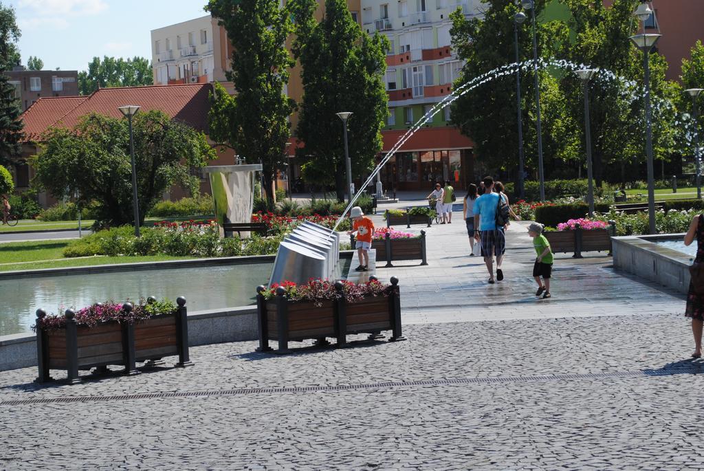Family Apartmanhotel Gyula Exterior foto