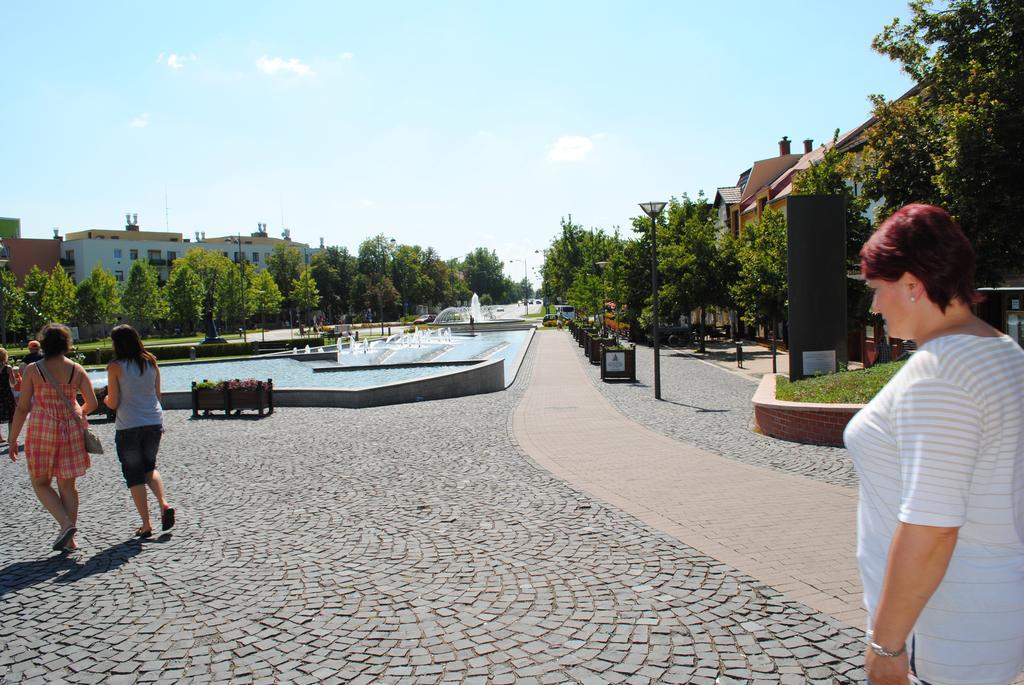 Family Apartmanhotel Gyula Exterior foto