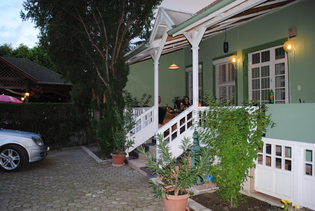 Family Apartmanhotel Gyula Exterior foto